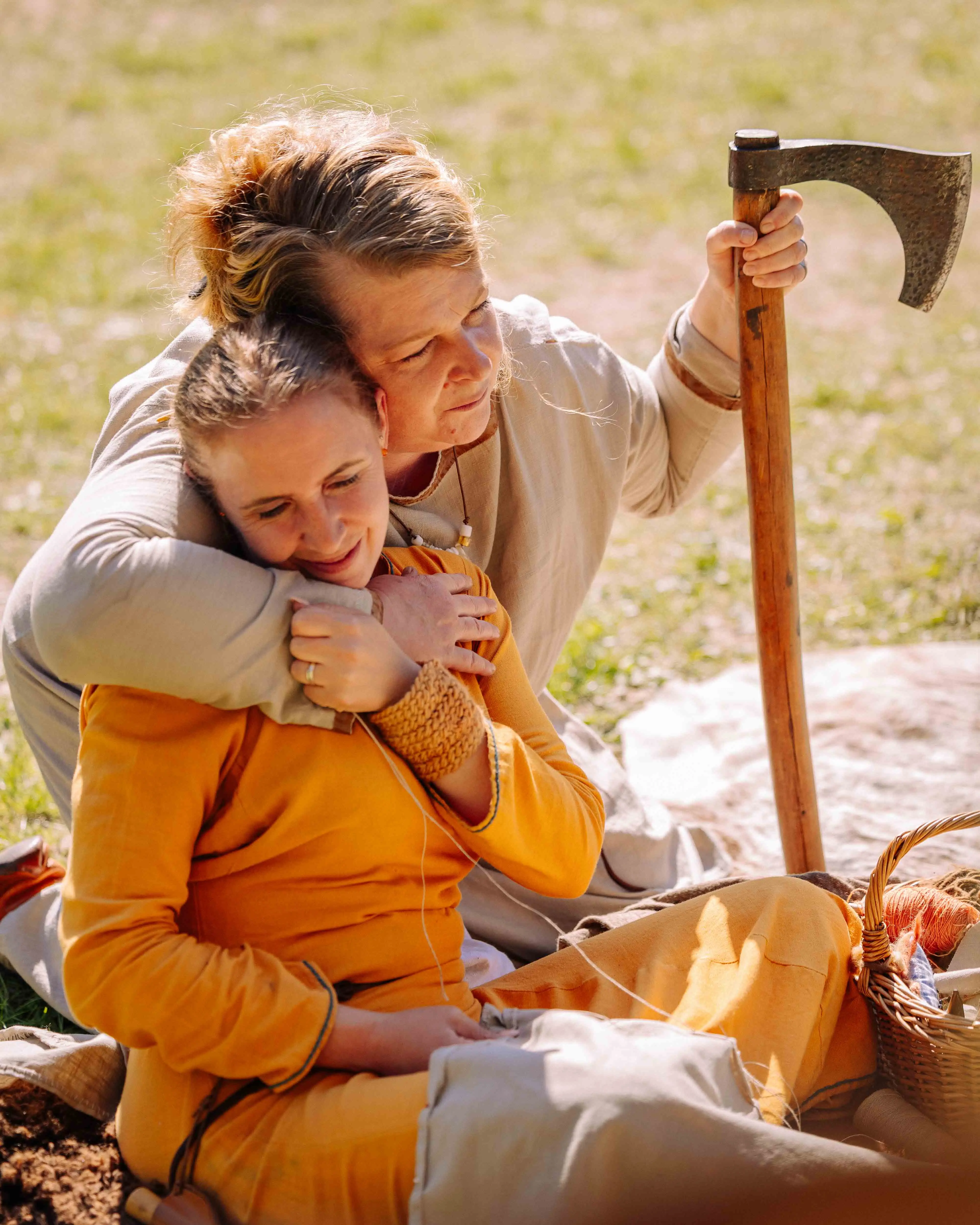 Wikinger frauen portrait kuscheln axt gewandung