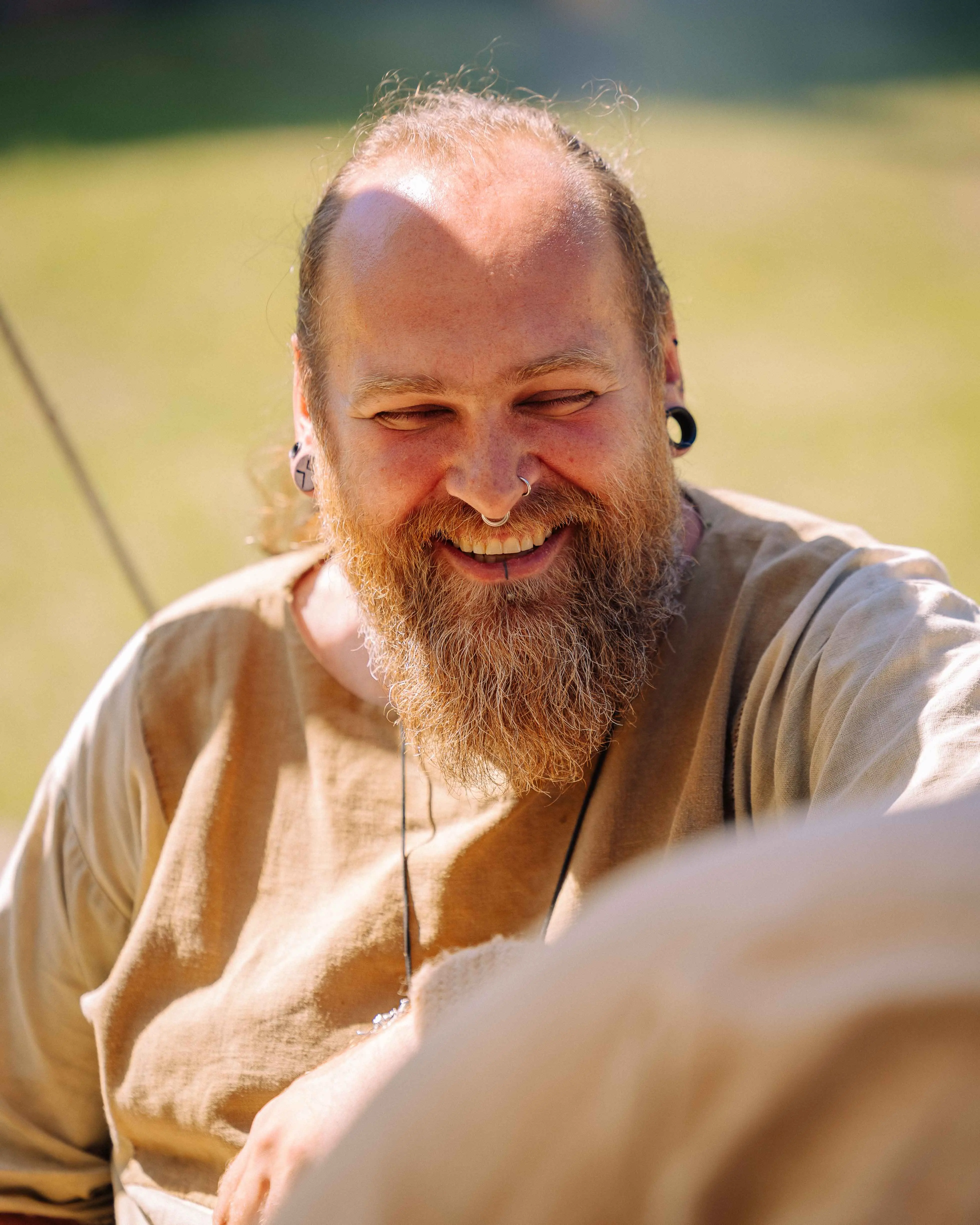 Wikinger mann portrait lachen gewandung