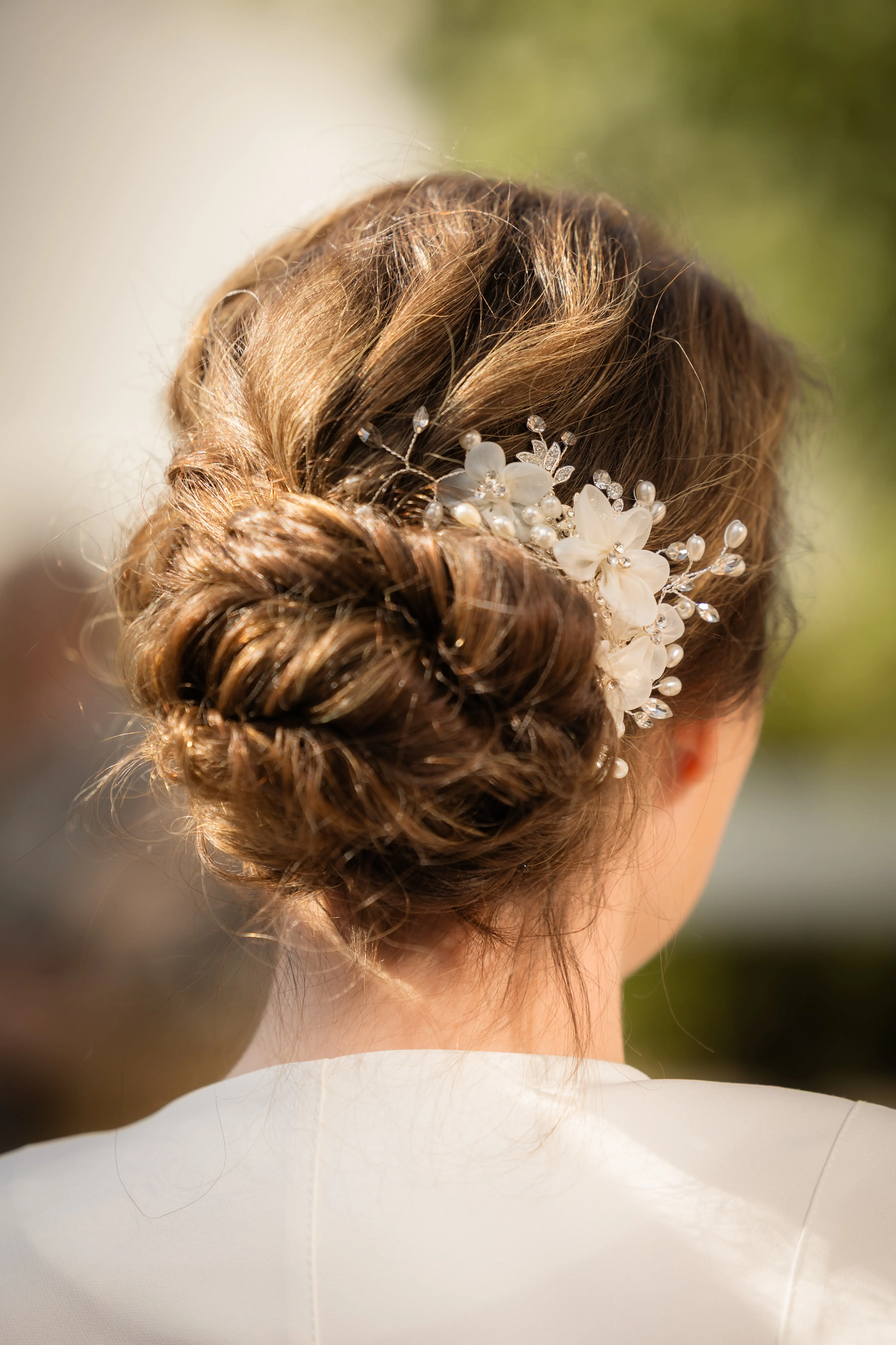 Frisur und Schmuck – Detailaufnahme vor einer Feier